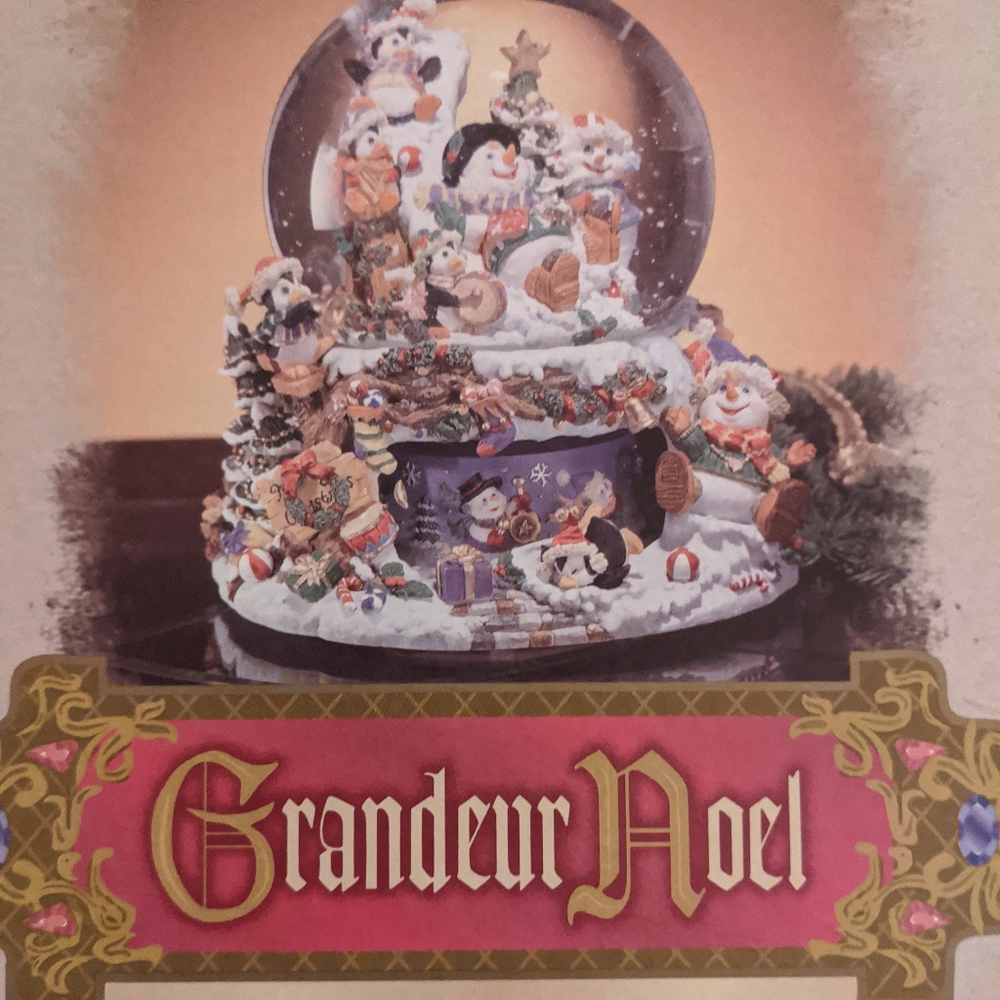 Grandeur Noël Music Snow Globe